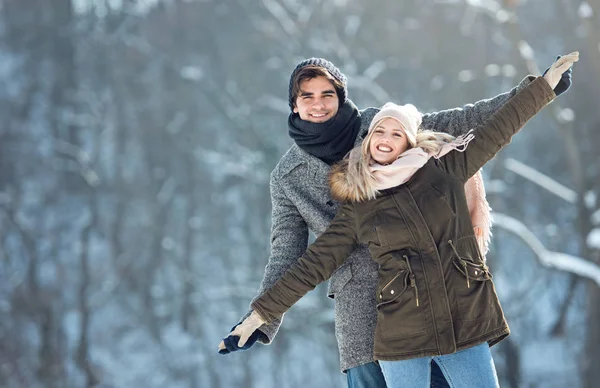 Dois Jovens Desfrutando Neve — Fotografia de Stock