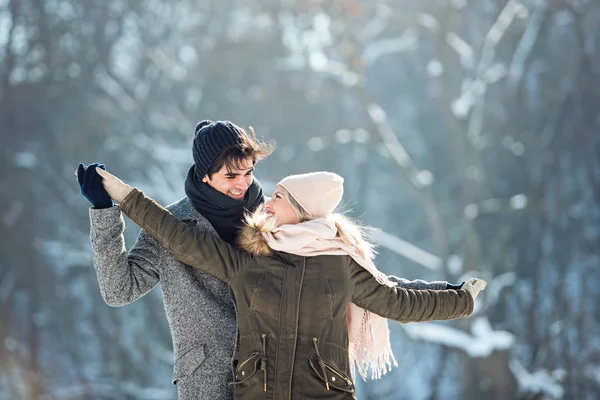 Dois Jovens Desfrutando Neve — Fotografia de Stock