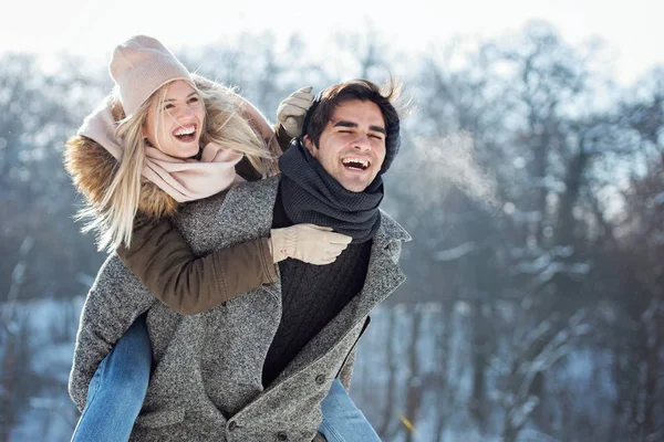 Dois Jovens Desfrutando Neve — Fotografia de Stock