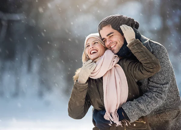 Dois Jovens Desfrutando Neve — Fotografia de Stock