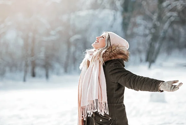 Schöne Junge Frau Genießt Schnee — Stockfoto