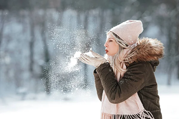 Schöne Junge Frau Genießt Schnee — Stockfoto