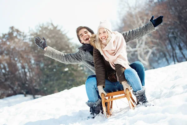 Dois Jovens Desfrutando Neve — Fotografia de Stock