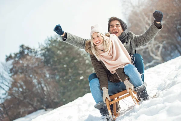Zwei Junge Leute Genießen Schnee — Stockfoto