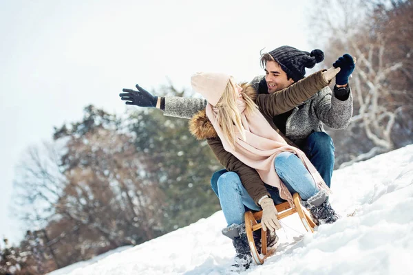 Zwei Junge Leute Genießen Schnee — Stockfoto