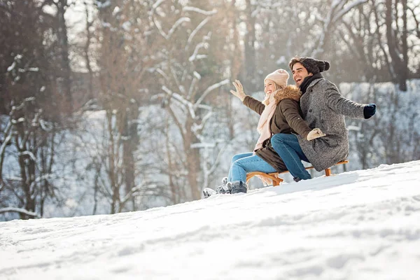 Dois Jovens Desfrutando Neve — Fotografia de Stock