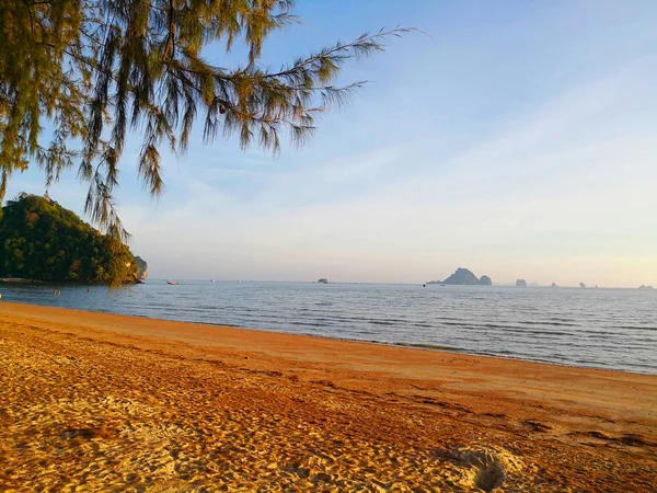 泰国南部的海滩 小浪撞到岸边 海是绿色的 天空是清澈的 所以你可以看到海岸上的小岛 — 图库照片