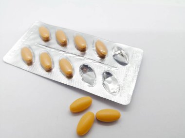 İlaç kavramı. Kahverengi tablet ilaç venöz dolaşım bozukluğu ve blister kaldırılan akut hemoroidal saldırı için kullanılır. Beyaz arka plan ve kopya alanı izole.