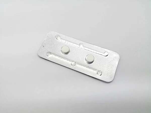İlaç kavramı. Sözlü acil Doğum kontrol ilacı. Doğum kontrolü için gümüş blister Levonorgestrel iki beyaz hap bulunmaktadır. Kürtaj sorunu kavramı. Beyaz arka plan ve kopya alanı izole.