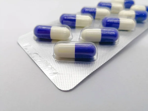 İlaç kavramı. Flukonazol mavi-beyaz Kapsüller gümüş blister içinde olan anti-mantar ilaçtır. Beyaz arka plan üzerinde izole, ön plan ve kopya alanı üzerinde odaklanmak. 