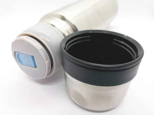 Beyaz arka plan ve kopya alanı izole gümüş termos flask. Ön plan üzerinde odaklanmak.