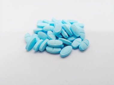 İlaç ve sağlık kavramı. Birçok oval mavi hap prednizolon 5 mg. beyaz arka plan üzerinde izole, vücuttaki iltihap neden maddelerin serbest önler. Seçici odak ve kopya alanı.