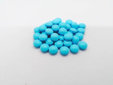 İlaç ve sağlık kavramı. Birçok Seratiopeptidase 5 mg. beyaz arka planda, ağrı ve iltihaplanma için yararlı izole mavi hap yuvarlak. Seçici odak ve kopya alanı.