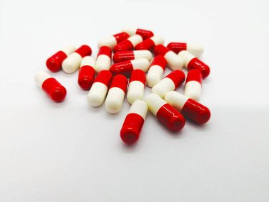 İlaç ve sağlık kavramı. Pek çok kırmızı-beyaz kapsül Glucosamine 250 mg. vücudunuza yardımcı olur şeker protein beyaz zemin üzerine izole kıkırdak yapı. Seçici odak ve kopya alanı.