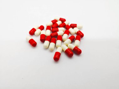 İlaç ve sağlık kavramı. Pek çok kırmızı-beyaz kapsül Glucosamine 250 mg. vücudunuza yardımcı olur şeker protein beyaz zemin üzerine izole kıkırdak yapı. Seçici odak ve kopya alanı.