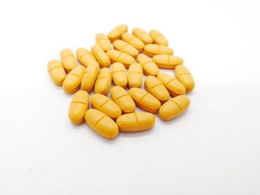 İlaç ve sağlık kavramı. Ibuprofen 400 mg. birçok orangeg tablet parasetamol (asetaminofen) 500 mg. Kas iltihabı tedavisinde kullanılan, beyaz arka plan üzerinde izole ile birlikte ve ağrı azalır. Ön plan ve kopya alanı üzerinde odaklanmak.