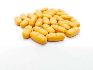 İlaç ve sağlık kavramı. Ibuprofen 400 mg. birçok orangeg tablet parasetamol (asetaminofen) 500 mg. Kas iltihabı tedavisinde kullanılan, beyaz arka plan üzerinde izole ile birlikte ve ağrı azalır. Ön plan ve kopya alanı üzerinde odaklanmak.