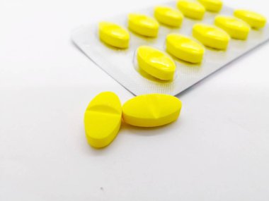 İlaç ve sağlık kavramı. Çok ağrı kesici (asetaminofen) 450 mg Orphenadrine 35 mg ile kombine hap sarı. yaralanmalar ve diğer ağrılı kas koşulları tedavi etmek için kullanılan, beyaz arka plan üzerinde izole. Ön plan üzerinde odaklanmak ve sp kopyalayın