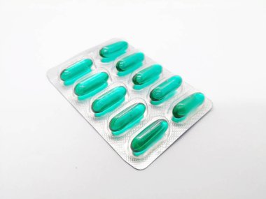 İlaç ve sağlık kavramı. Ibuprofen 400 mg. birçok kapsül yeşil beyaz arka plan üzerinde izole kas inflamasyon tedavisinde kullanılan ve ağrı azalır. Ön plan ve kopya alanı üzerinde odaklanmak.