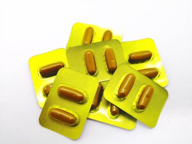 İlaç ve sağlık kavramı. Ginseng kahverengi tablet, altın blister içinde olan. Vücut besler ve iştah artırmak için kullanılır. Beyaz arka plan üzerinde izole, ön plan ve kopya alanı üzerinde odaklanmak.