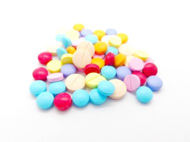 İlaç ve sağlık kavramı. Birçok renkli tablet ilacın. diğer symtoms ya da hastalıkların tedavisinde kullanılan, beyaz arka plan üzerinde izole. Ön plan ve kopya alanı üzerinde odaklanmak.