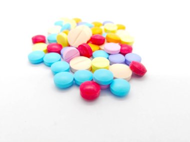 İlaç ve sağlık kavramı. Birçok renkli tablet ilacın. Symtoms ya da hastalıkların tedavisinde kullanılan, beyaz arka plan üzerinde izole. Seçici odak ve kopya alanı.