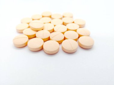 İlaç ve sağlık kavramı. Birçok Turuncu tablet Carbocysteine 375 mg., balgam viskozite düşürür mucolytic bir ilaç var. Beyaz arka plan üzerinde izole, ön plan ve kopya alanı üzerinde odaklanmak.