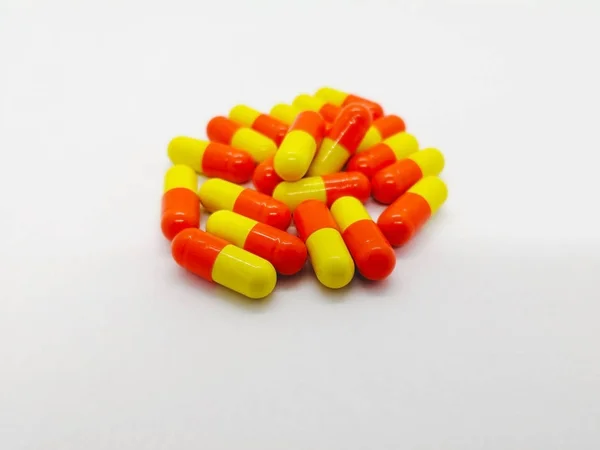 药物和医疗保健的概念 许多橙黄色胶囊的四环素250毫克 在白色背景下分离 用于治疗许多不同的细菌感染 关注前景和复制空间 — 图库照片