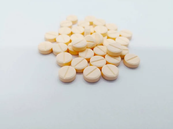 İlaç ve sağlık kavramı. Çok yuvarlak ışık turuncu hap hidroklorotiyazid 25 mg. beyaz arka plan üzerinde izole önlemeye yardımcı olur vücut sıvı birikimine neden olabilir çok fazla tuz emici. Ön plan ve kopya alanı üzerinde odaklanmak.