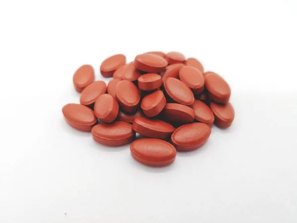 İlaç ve sağlık kavramı. Demir çelik sülfat 300 mg. beyaz zemin üzerine izole diğer vitamin ile birçok oval kahverengi tablet demir eksikliği anemisi için kullanın. ön plan ve kopya alanı üzerinde odaklanmak.