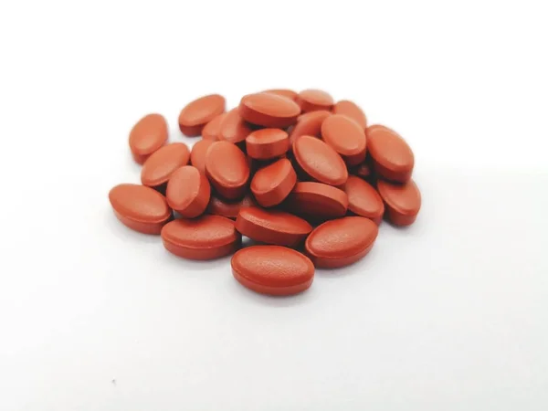 İlaç ve sağlık kavramı. Demir çelik sülfat 300 mg. beyaz zemin üzerine izole diğer vitamin ile birçok oval kahverengi tablet demir eksikliği anemisi için kullanın. ön plan ve kopya alanı üzerinde odaklanmak.