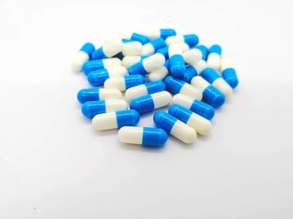 Концепция Медикаментов Здравоохранения Многие Синие Капсулы Диклоксациллина 250 Изолированы Белом — стоковое фото