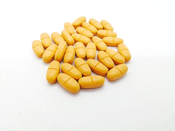 İlaç ve sağlık kavramı. Ibuprofen 400 mg. birçok orangeg tablet parasetamol (asetaminofen) 500 mg. Kas iltihabı tedavisinde kullanılan, beyaz arka plan üzerinde izole ile birlikte ve ağrı azalır. Ön plan ve kopya alanı üzerinde odaklanmak.