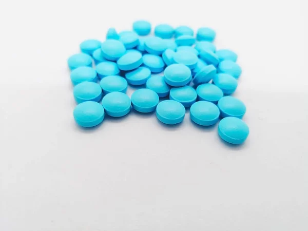 İlaç ve sağlık kavramı. Birçok Seratiopeptidase 5 mg. beyaz arka planda, ağrı ve iltihaplanma için yararlı izole mavi hap yuvarlak. Seçici odak ve kopya alanı.