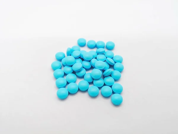 İlaç ve sağlık kavramı. Birçok Seratiopeptidase 5 mg. beyaz arka planda, ağrı ve iltihaplanma için yararlı izole mavi hap yuvarlak. Seçici odak ve kopya alanı.