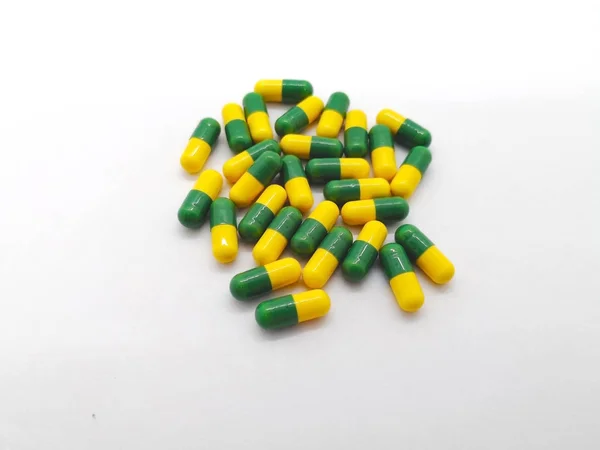 Conceito Medicação Muitas Cápsulas Verde Amarelas Tramadol Isoladas Fundo Branco — Fotografia de Stock