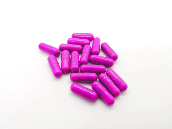 药物和医疗保健的概念 许多紫色胶囊的克林霉素300毫克 被隔离在白色背景 用于治疗严重的感染引起的细菌 选择性聚焦和复制空间 — 图库照片