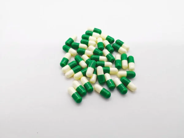 İlaç ve sağlık kavramı. Birçok beyaz-yeşil kapsül Tramadol 50 mg., narkotik benzeri ağrı kesici olduğunu. Orta şiddetli ağrı tedavisinde kullanılır. Beyaz arka plan, seçici odak ve kopya alanı izole.
