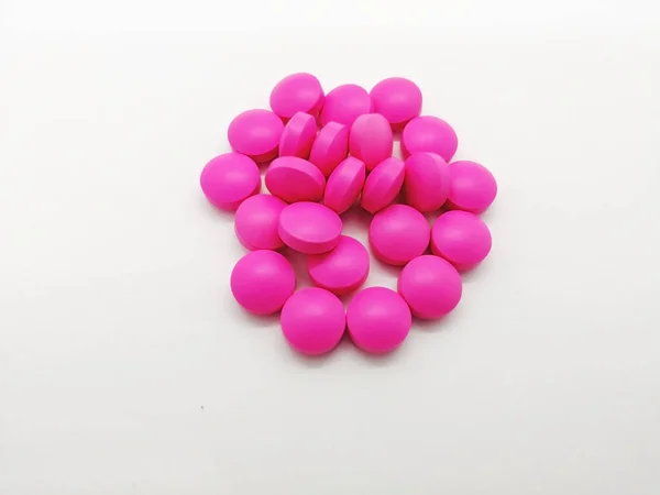 Tıbbi ve sağlık kavramı. Birçok eritromisin 250 mg. tedavi veya farklı türlerde enfeksiyonları önlemek için kullanılan, beyaz arka plan üzerinde izole pembe tablet yuvarlak. Seçici odak ve kopya alanı.