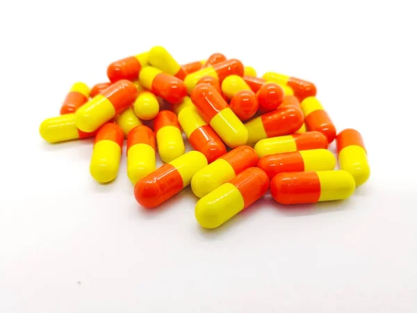 İlaç ve sağlık kavramı. Tetrasiklin 250 mg. birçok farklı bakteriyel enfeksiyonların tedavisinde kullanılan, beyaz arka plan üzerinde izole birçok turuncu-sarı kapsül. Ön plan ve kopya alanı üzerinde odaklanmak.