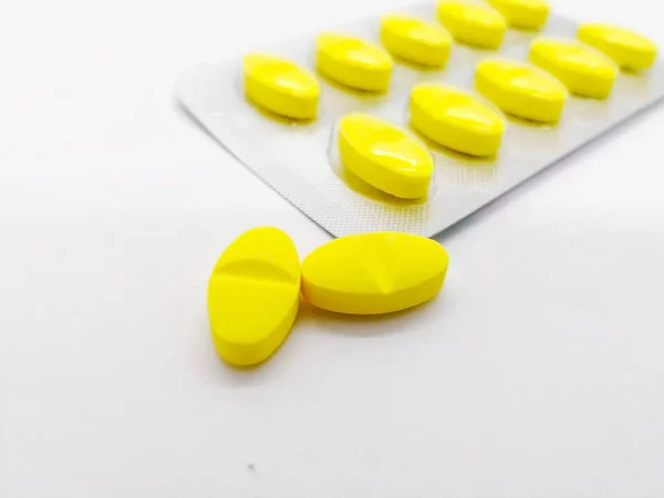 İlaç ve sağlık kavramı. Çok ağrı kesici (asetaminofen) 450 mg Orphenadrine 35 mg ile kombine hap sarı. yaralanmalar ve diğer ağrılı kas koşulları tedavi etmek için kullanılan, beyaz arka plan üzerinde izole. Ön plan üzerinde odaklanmak ve sp kopyalayın