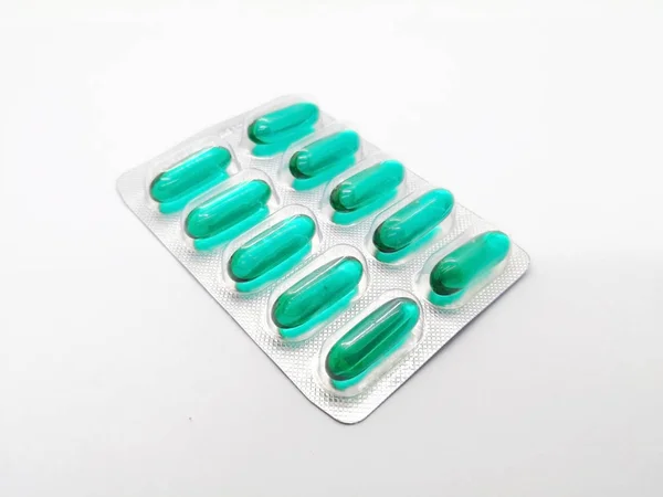 İlaç ve sağlık kavramı. Ibuprofen 400 mg. birçok kapsül yeşil beyaz arka plan üzerinde izole kas inflamasyon tedavisinde kullanılan ve ağrı azalır. Ön plan ve kopya alanı üzerinde odaklanmak.