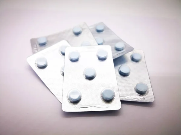 İlaç, sağlık ve cinsel bulaşan hastalık kavramı. Beş paketi, 200 mg. mavi asiklovir tabletler çocuk, genital herpes, uçuk, Zona ve su çiçeği gibi herpes tedavisinde tam ders için. Seçici odak, WH izole