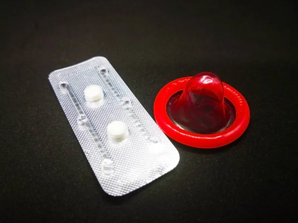Concepto Medicación Salud Medicamento Anticonceptivo Oral Ampolla Plata Condón Rojo — Foto de Stock