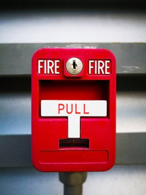 Kırmızı Yangın detektörleri, uyarı ve güvenlik sistemi için gri metal duvar oluyor. Tehlike yangın kasa çek. Mola kırmızı alarm donanımları dedektörü güvenli dedektörü.