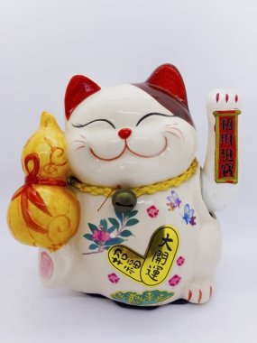 Maneki-neko şanslı kedi, adını bir ileti 'Refah' ve 'para ve servet gel' düzenliyor. Çin ay yeni yıl kavramı. Kırpma yolu ile beyaz arka plan üzerinde izole.