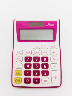 mali kavramı, izole kırpma yolu ile beyaz arka plan üzerinde renkli dijital hesap makinesi.