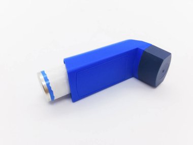 İlaç kavramı, astım, kırpma yolu ile beyaz arka plan üzerinde izole için evohaler.