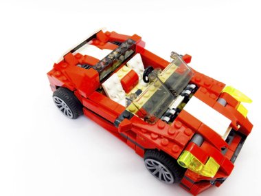 Kırpma yolu ile beyaz arka plan üzerinde izole bloklarla yapılmış kırmızı oyuncak araba.