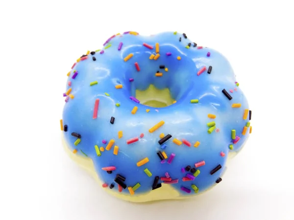 白色背景的蓝色甜甜圈软磁铁与修剪路径隔离 免版税图库图片